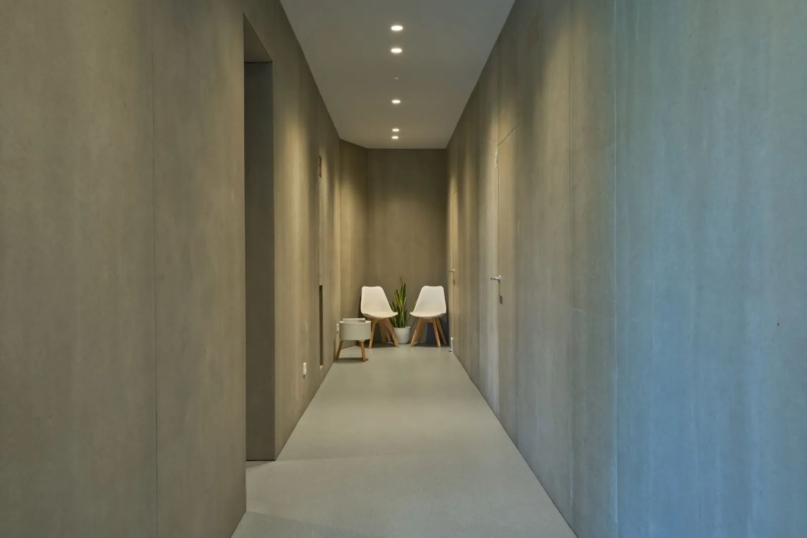 Pasillo interior con zona de espera en la Clínica Dental Jesús Abal