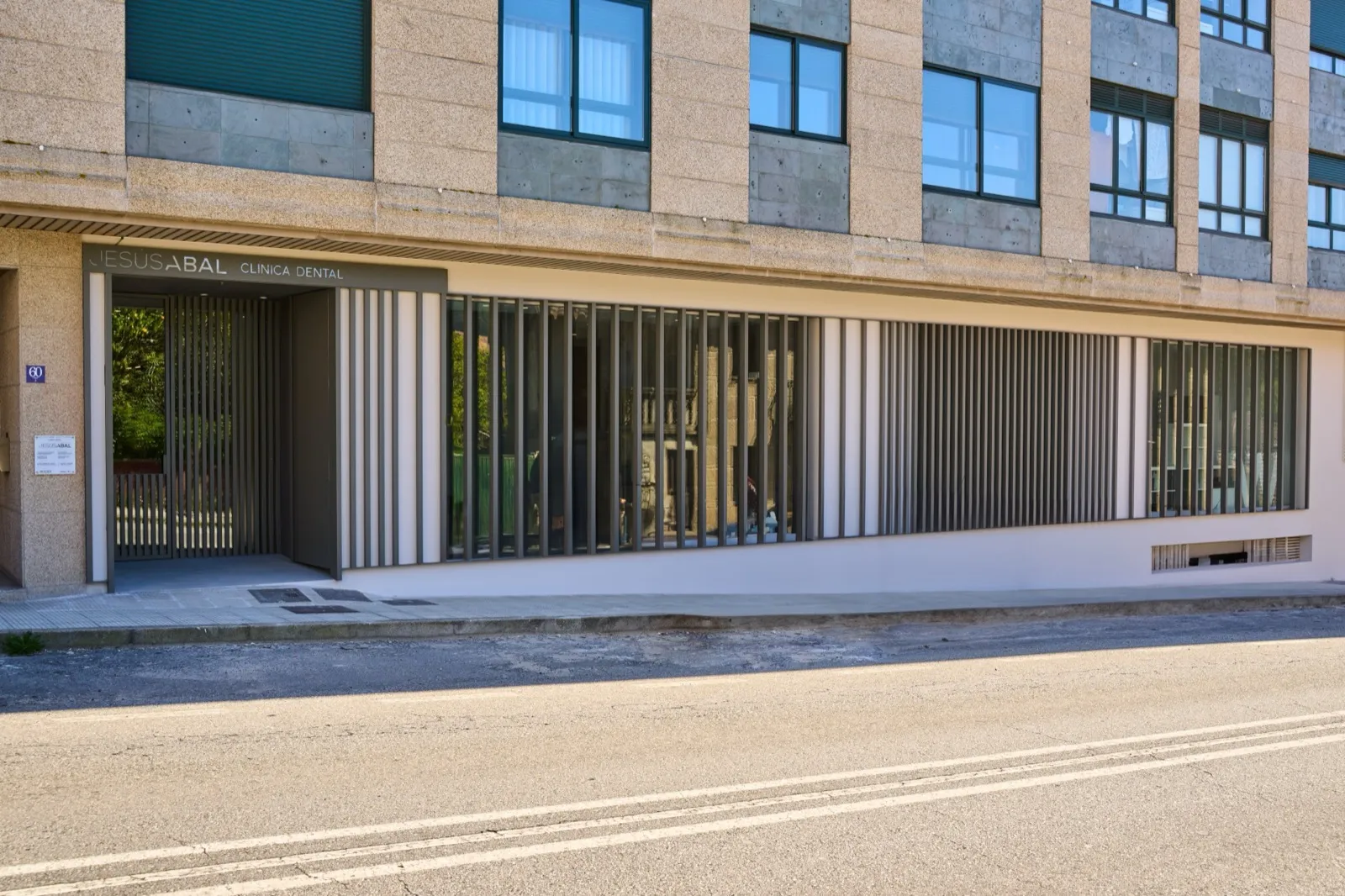 Fachada exterior de la Clínica Dental Jesús Abal en Vilariño, Cangas do Morrazo