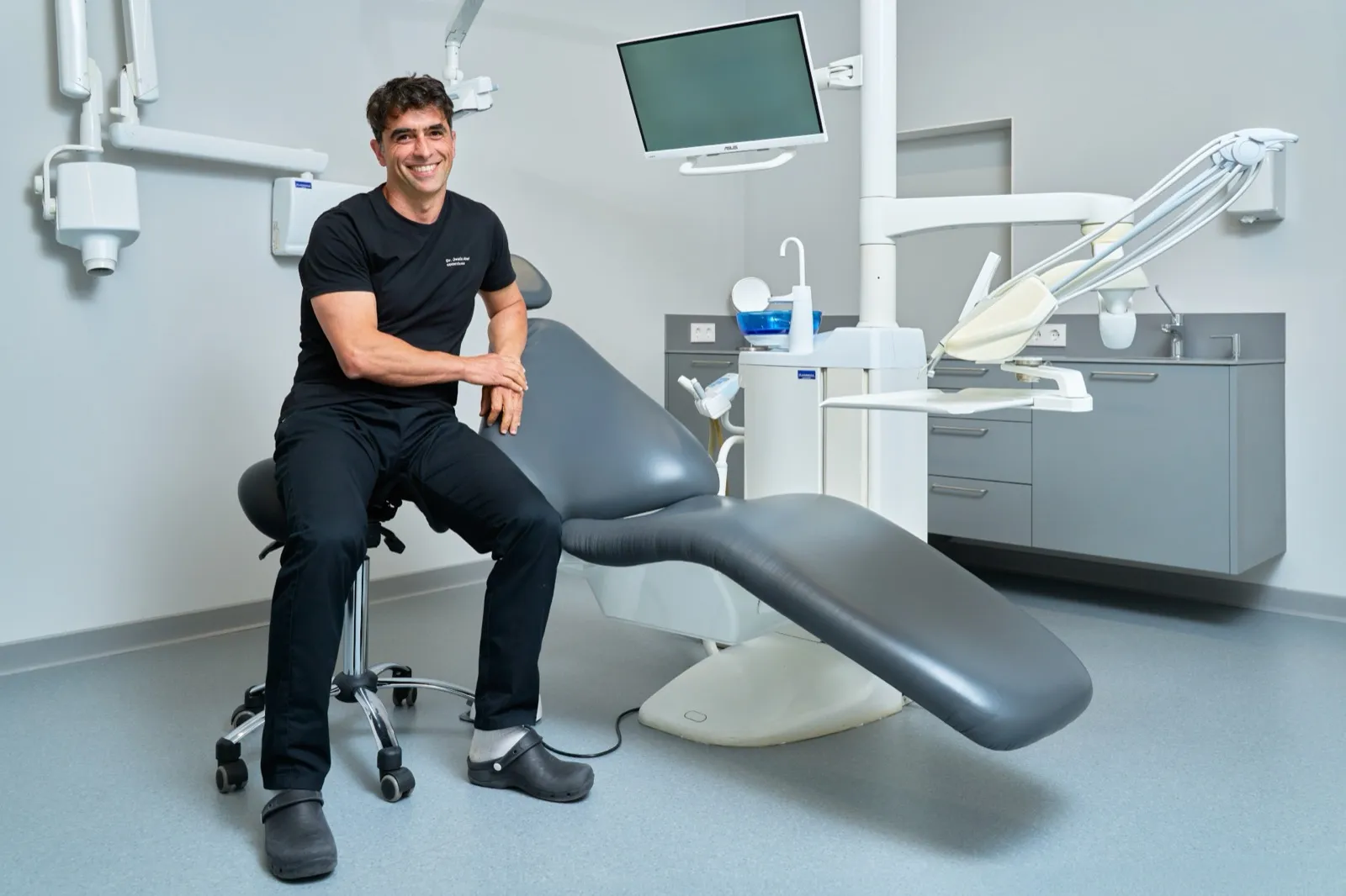 El Dr. Jesús Abal sonriendo en un gabinete de su clínica dental