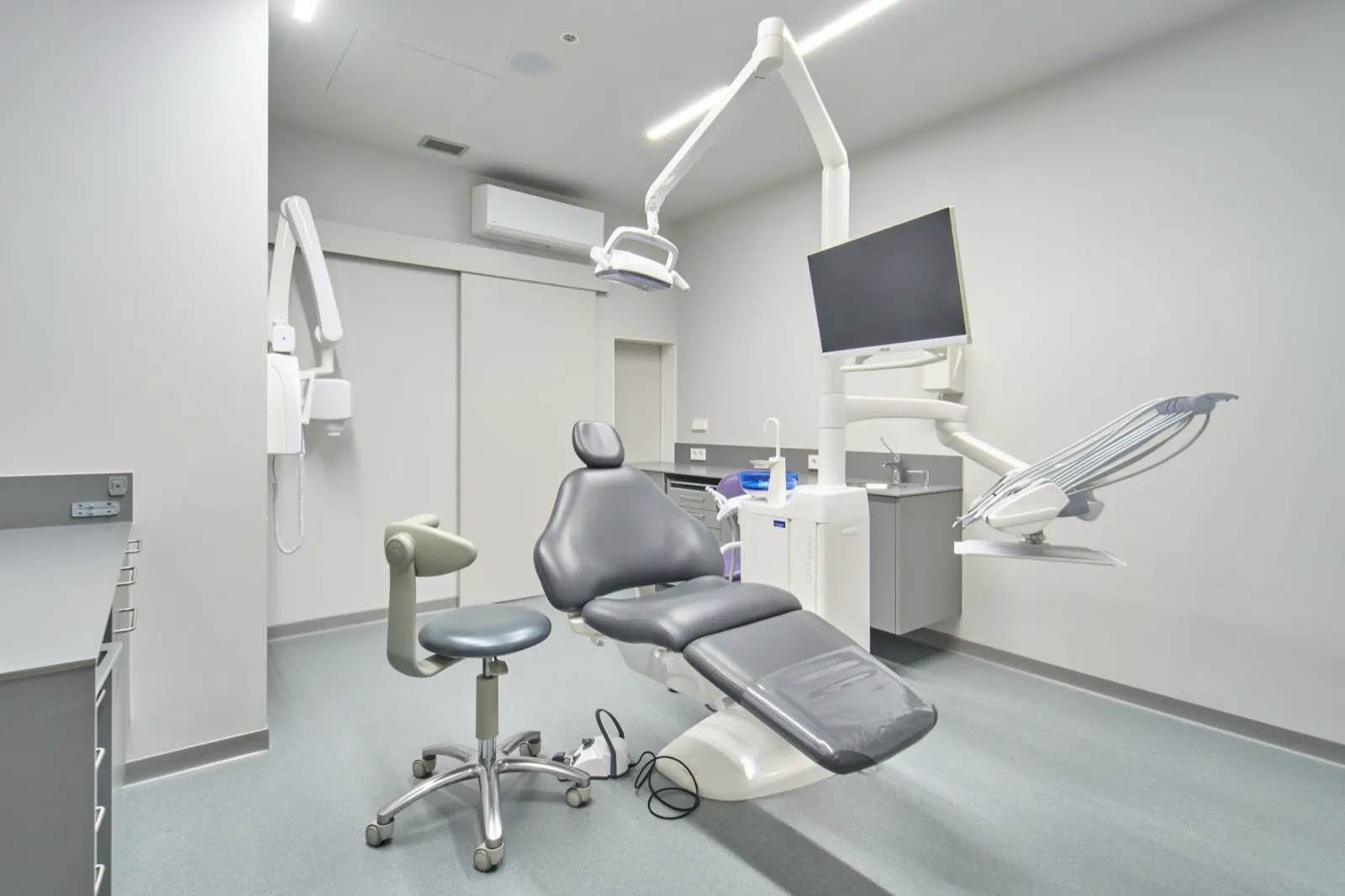 Gabinete con monitor y equipamiento en la Clínica Dental Jesús Abal
