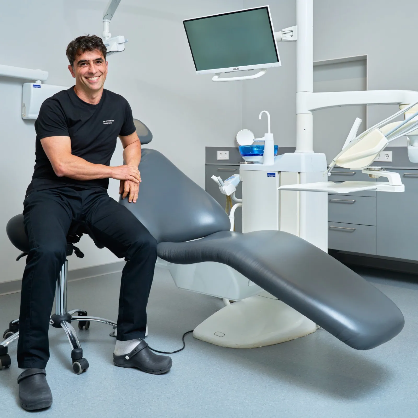 El Dr. Jesús Abal sonriendo en un gabinete de su clínica dental